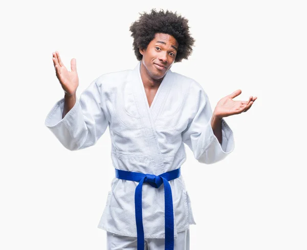Hombre Afroamericano Usando Kimono Karate Sobre Fondo Aislado Expresión Despistada — Foto de Stock