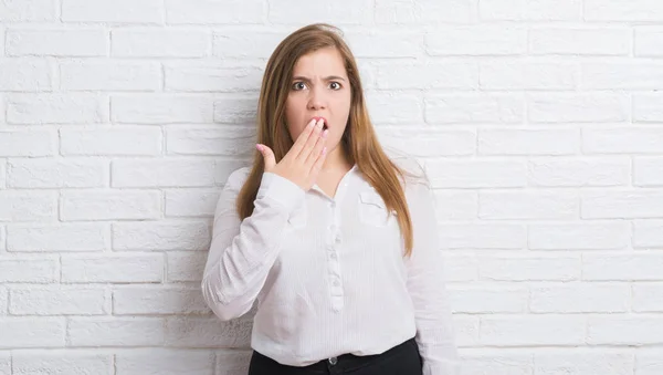 Joven Mujer Negocios Adulta Sobre Pared Ladrillo Blanco Cubrir Boca — Foto de Stock