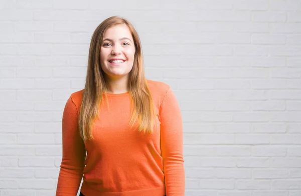 Genç Yetişkin Kadın Ayakta Diş Gösterilen Kendine Güvenen Bir Gülümsemeyle — Stok fotoğraf
