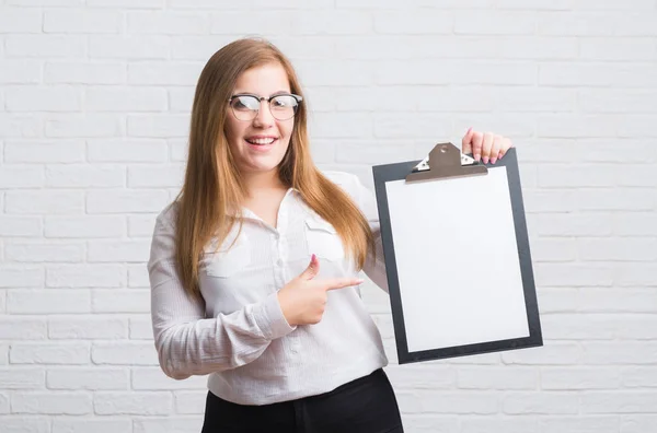 Joven Mujer Negocios Adulta Pie Sobre Pared Ladrillo Blanco Sujetando —  Fotos de Stock