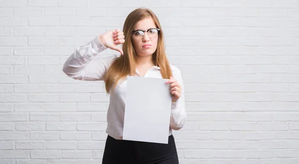 Young Adult Business Woman Standing White Brick Wall Holding Blank — Stock Photo, Image