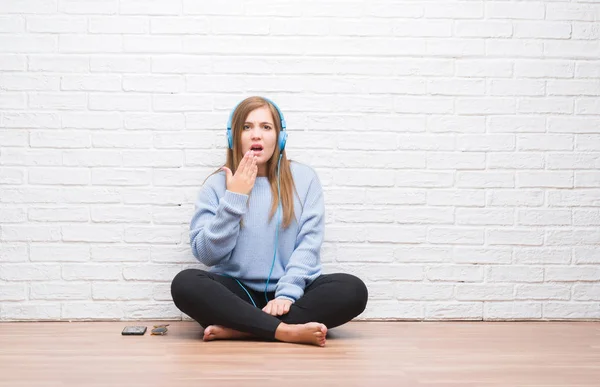 Mujer Adulta Joven Sobre Pared Ladrillo Blanco Escuchando Música Con — Foto de Stock