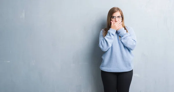 Jonge Volwassen Vrouw Grijs Grunge Muur Bril Geschokt Mond Met — Stockfoto