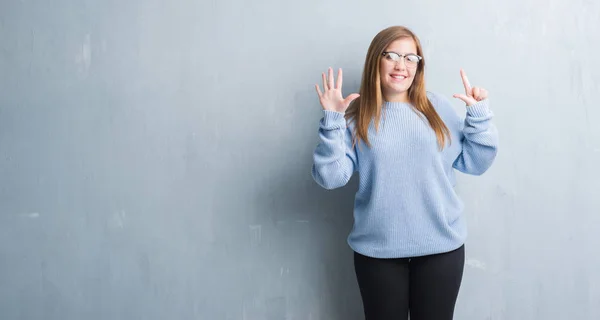 Junge Erwachsene Frau Über Grauer Grunge Wand Mit Brille Die — Stockfoto