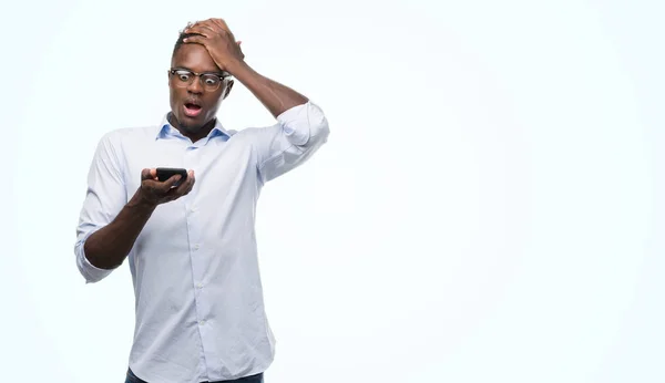 Fiatal Afroamerikai Férfi Használ Smartphone Hangsúlyozta Kézzel Fej Megdöbbent Szégyen — Stock Fotó