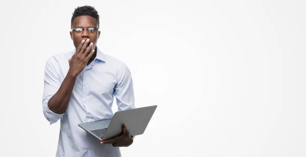 Joven Hombre Negocios Afroamericano Usando Computadora Portátil Cubrir Boca Con —  Fotos de Stock
