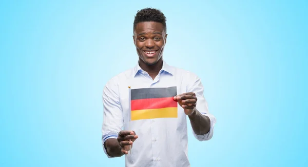 Joven Hombre Afroamericano Sosteniendo Bandera Alemana Con Una Cara Feliz —  Fotos de Stock