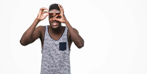 Joven Hombre Afroamericano Con Gafas Sol Con Cara Feliz Sonriendo — Foto de Stock