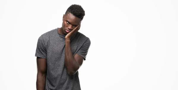 Młody Człowiek African American Sobie Szary Shirt Myślenia Patrząc Zmęczony — Zdjęcie stockowe