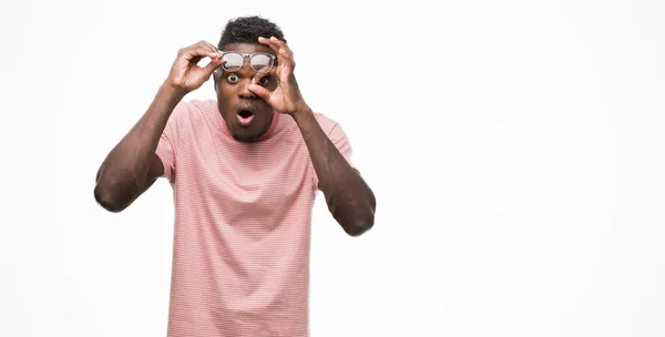 Joven Afroamericano Con Una Camiseta Rosa Haciendo Buen Gesto Impactó — Foto de Stock