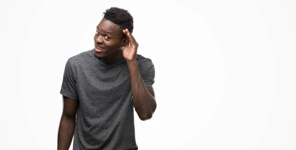 Joven Afroamericano Con Camiseta Gris Sonriendo Con Mano Sobre Oreja — Foto de Stock