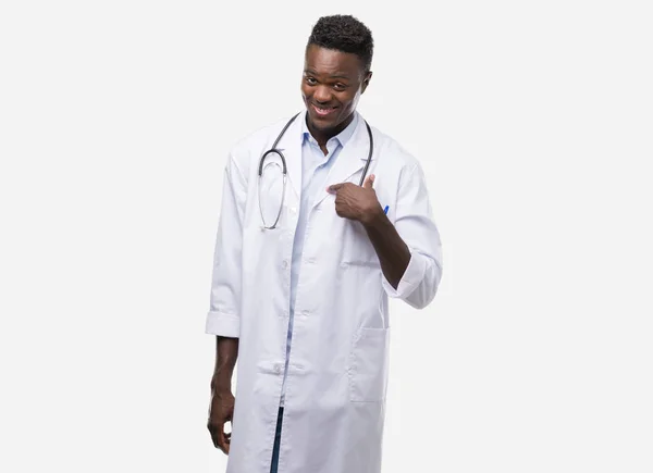 Unga Afroamerikanska Man Klädd Läkare Kappa Med Överraskning Ansikte Pekande — Stockfoto