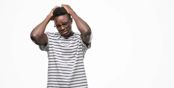 Fiatal Afroamerikai Férfi Szemüveges Sötétkék Póló Szenved Fejfájás Kétségbeesett Stresszes — Stock Fotó