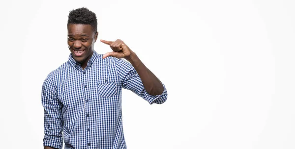 Joven Hombre Afroamericano Vistiendo Camisa Azul Sonriente Confiado Gesto Con — Foto de Stock