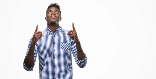 Joven Afroamericano Vestido Con Camisa Azul Asombrado Sorprendido Mirando Hacia — Foto de Stock