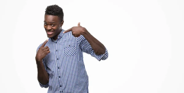 Unga Afroamerikanska Man Klädd Blå Tröja Leende Självsäker Visar Och — Stockfoto