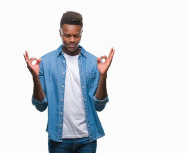 Genç Afro-Amerikan adam izole arka plan üzerinde dinlenmek ve gülümseyen gözlerle parmak ile meditasyon jest yapıyor kapalı. Yoga kavramı.