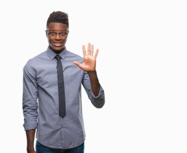 Genç Afro-Amerikalı iş adamı gösterilen ve parmakları ile işaret izole arka plan üzerinde beş kendinden emin ve mutlu gülümseyerek iken numara.