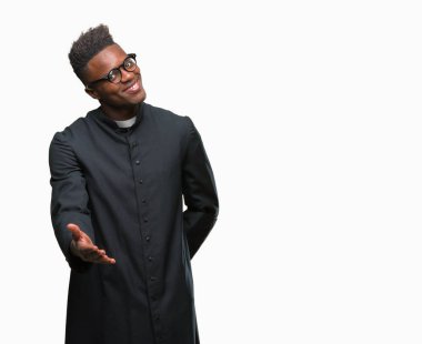 Genç Afro-Amerikan rahip adam arka plan olarak tebrik ve konuksever dost sunan karşılıklı gülümseyen izole. Başarılı iş.