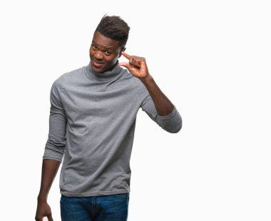 Afrikalı-Amerikalı genç gülümseyen izole arka plan ve süre seyir ve kamera boyutu işaret parmaklarıyla yapıyor el ile kendinden emin eller üzerinde. Ölçü kavramı.