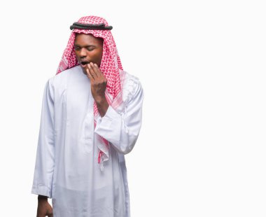 Diş ağrısı veya dişlerde dişlerle ilgili hastalık nedeniyle ağız acı ifadesi ile el ile dokunmak izole arka plan üzerinde geleneksel keffiyeh giyen genç Arapça Afrika adam. Diş hekimi kavramı.