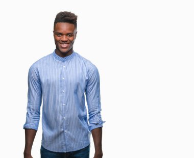 Yüzünde mutlu ve güzel bir gülümseme ile izole arka plan üzerinde genç Afro-Amerikalı iş adamı. Şanslı kişi.