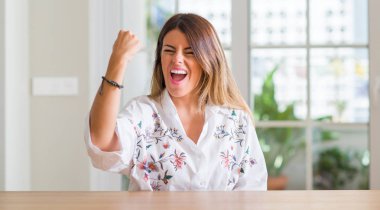 Ev rahatsız ve hayal kırıklığı ile öfke, çılgın ve yükseltilmiş eliyle diye bağıran öfke kavramı bağırarak adlı genç kadın