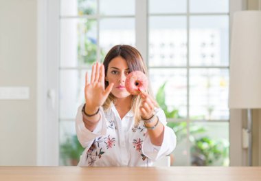 Genç kadın evde bir halka açık eliyle dur işareti ile ifade, ciddi ve kendinden emin yapıyor yemek savunma hareketi