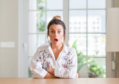 Genç kadın evde korkuyor ve sürpriz ifade ile şok korku ve yüz heyecanlı.