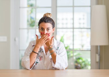 Genç kadın evde kapsayan ağız elle hata için şok. Gizli kavramı.
