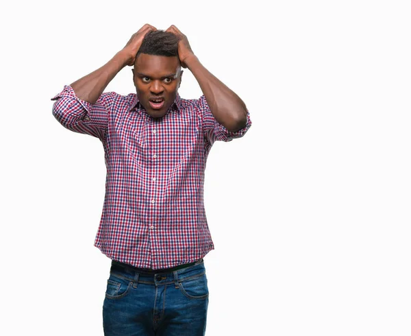 Genç Afro-Amerikan adam çünkü umutsuz ve stresli baş ağrısı acı izole arka plan üzerinde ağrı ve migren. Ellerini kafasına.