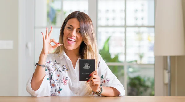 Jovem Casa Segurando Passaporte Austrália Fazendo Sinal Com Dedos Excelente — Fotografia de Stock