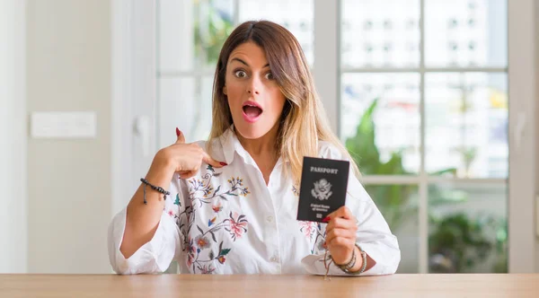 Mujer Joven Casa Sosteniendo Pasaporte Estados Unidos Con Cara Sorpresa — Foto de Stock