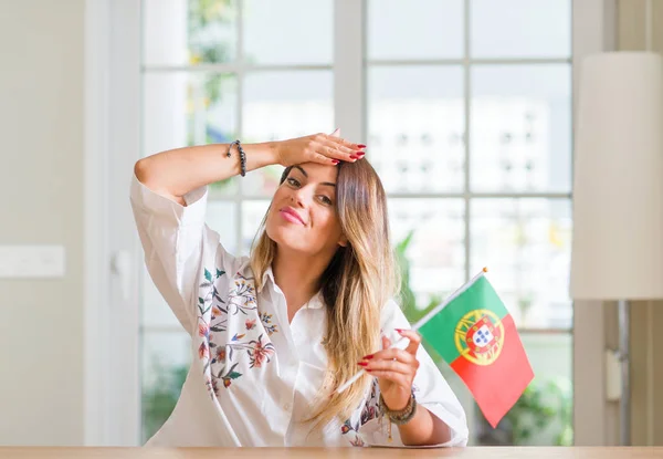 Mladá Žena Doma Drží Vlajkou Portugalska Zatížené Ruku Hlavu Šokován — Stock fotografie