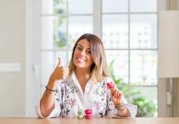 Genç Kadın Evde Kocaman Bir Gülümseme Ile Işareti Yapıyor Macarons — Stok fotoğraf