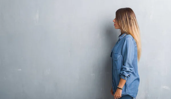 Mujer Adulta Joven Sobre Pared Gris Grunge Con Traje Mezclilla — Foto de Stock