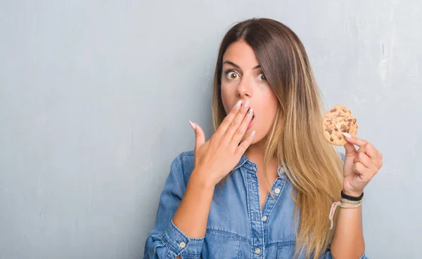 Joven Mujer Adulta Sobre Gris Grunge Pared Comer Chocolate Chip —  Fotos de Stock