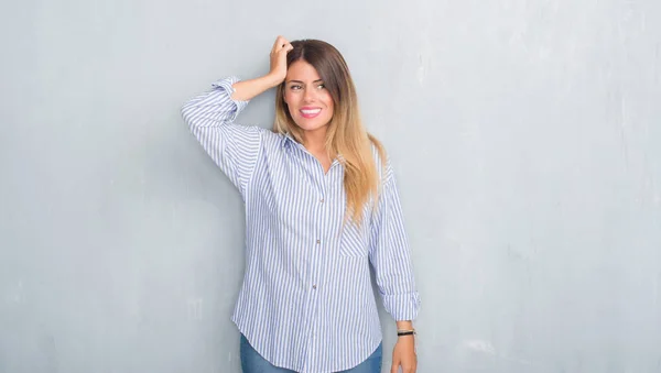 Jonge Volwassen Vrouw Grijs Grunge Muur Mode Zakelijke Outfit Dragen — Stockfoto