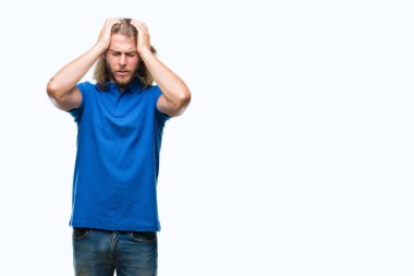 Çünkü çaresiz ve stresli baş ağrısı acı izole arka plan üzerinde uzun saçlı yakışıklı delikanlı ağrı ve migren. Ellerini kafasına.