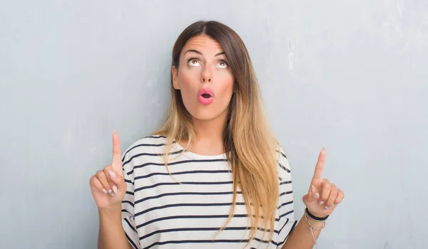 Mujer Joven Adulta Sobre Pared Gris Grunge Usando Camiseta Azul —  Fotos de Stock