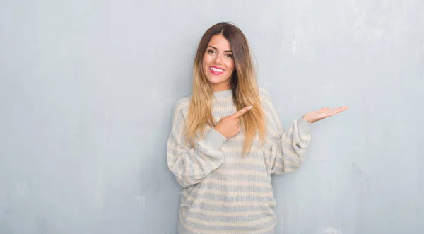 Giovane Donna Adulta Sul Muro Grigio Grunge Indossa Maglione Invernale — Foto Stock