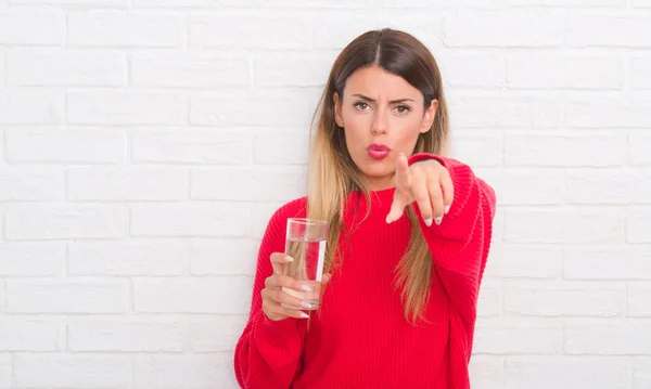 Jonge Volwassen Vrouw Witte Bakstenen Muur Glas Water Met Vinger — Stockfoto