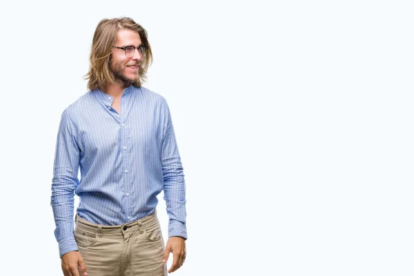 Joven Hombre Guapo Con Pelo Largo Con Gafas Sobre Fondo — Foto de Stock