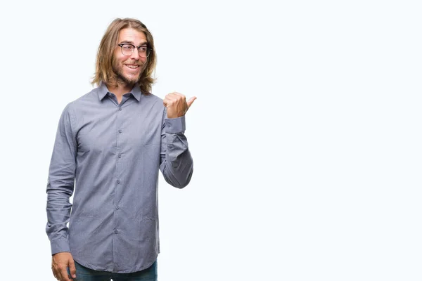 Mladý Pohledný Obchodní Muž Dlouhými Vlasy Nad Izolované Pozadí Usmívající — Stock fotografie