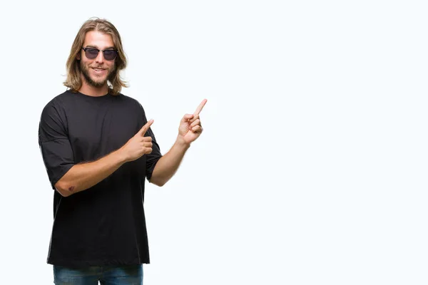 Joven Hombre Guapo Con Pelo Largo Con Gafas Sol Sobre —  Fotos de Stock