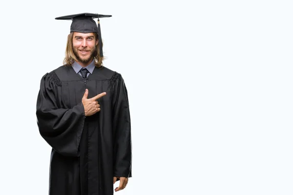 Jovem Bonito Graduado Homem Com Cabelos Longos Sobre Fundo Isolado — Fotografia de Stock