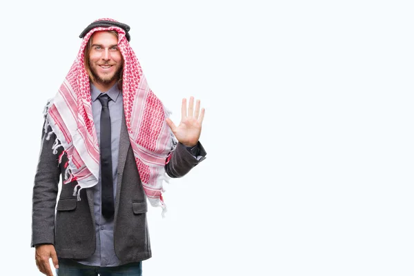 年轻英俊的阿拉伯男子与长发穿着 Keffiyeh 在孤立的背景显示和指向五 而微笑着自信和快乐的手指数 — 图库照片