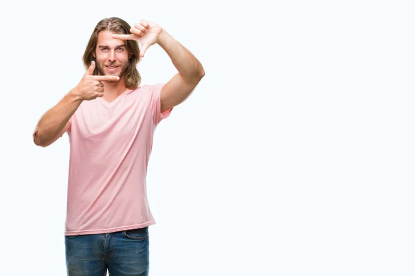 Joven Hombre Guapo Con Pelo Largo Sobre Fondo Aislado Sonriendo — Foto de Stock