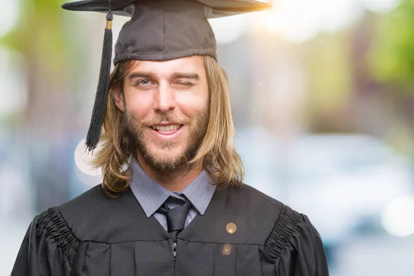 Jovem Bonito Graduado Homem Com Cabelos Longos Sobre Fundo Isolado — Fotografia de Stock