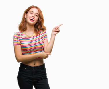 Kameraya bakarak yan el ve parmak ile işaret izole arka yüzünde kocaman bir gülümseme ile genç güzel kadın.